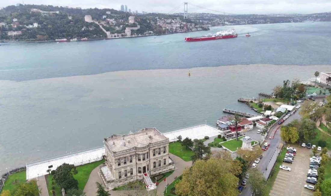 İstanbul’da etkili olan sağanak yağışların ardından İstanbul Boğazı çamurla kaplanarak