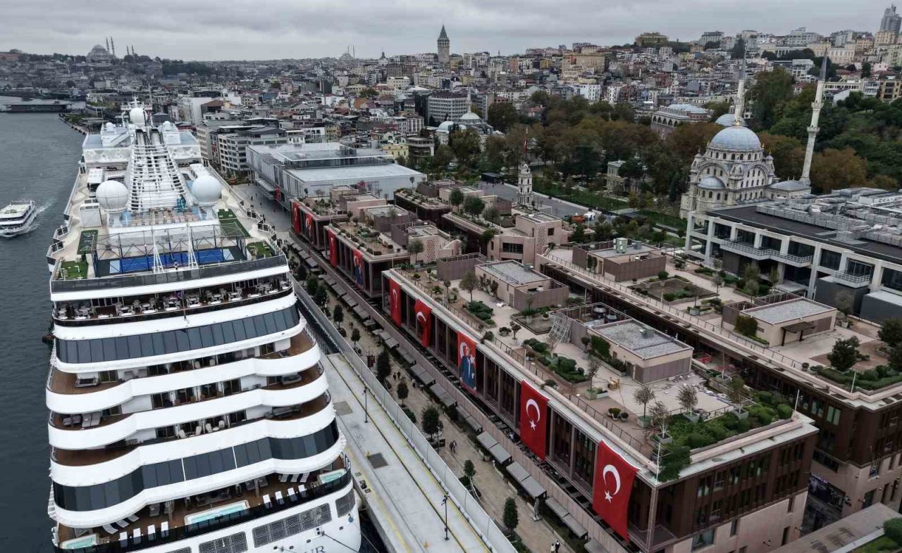 İstanbul’da 29 Ekim Cumhuriyet Bayramı öncesinde İstiklal Caddesi baştan sona