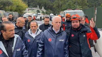 Yağış nedeniyle hayatın olumsuz etkilendiği Ayazağa’da incelemelerde bulunan İstanbul Valisi
