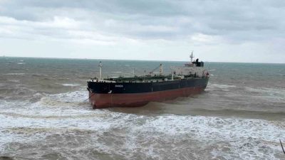 İstanbul’un Karadeniz kıyısında, BANDA isimli ham petrol tankeri kıyıya vurdu.