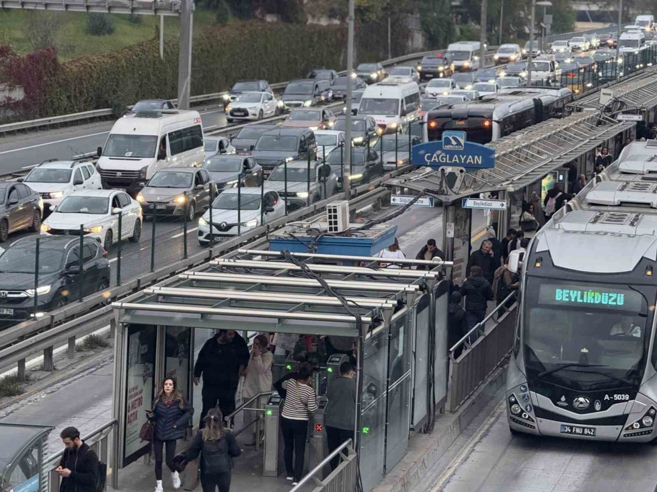 İstanbul’da Beşiktaş-Başakşehir ve Galatasaray-Fenerbahçe maçları öncesinde trafik yoğunluğu erken saatlerde