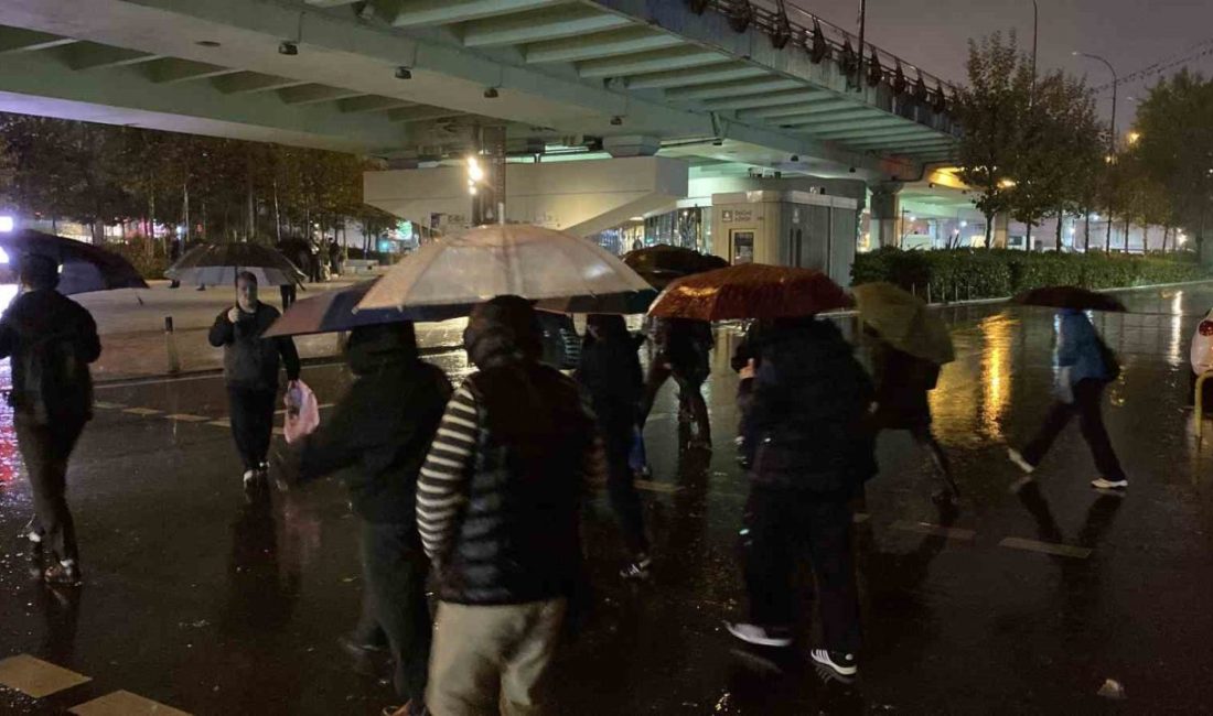 İstanbul’da sabahın erken saatlerinde etkili olan sağanak yağış, işe gitmek