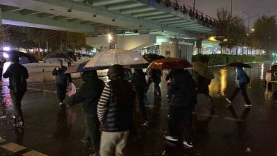 İstanbul’da sabahın erken saatlerinde etkili olan sağanak yağış, işe gitmek
