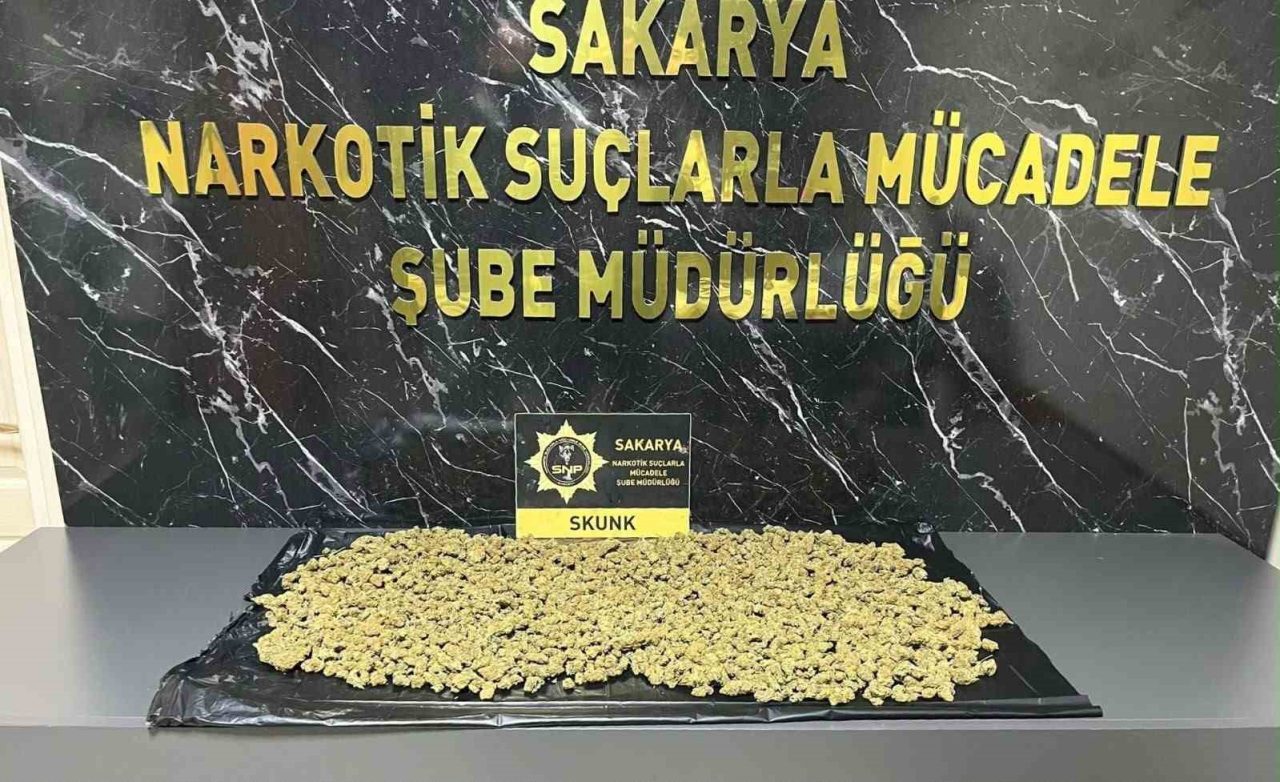 Sakarya’da “Sokaklar Güvende” operasyonları kapsamında düzenlenen operasyonda, İstanbul’dan Hendek’e uyuşturucu