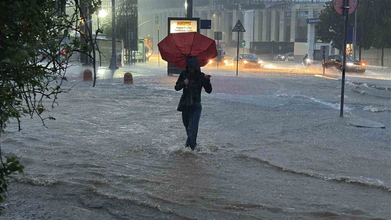 İstanbul’da son yılların en büyük yağışı etkili oldu. Kentin birçok