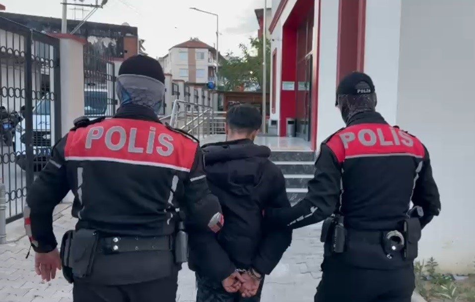 İzmir’de polis ekiplerince dün yürütülen çalışmalarında, çeşitli suçlardan haklarında kesinleşmiş