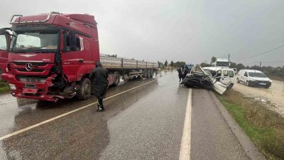 İzmir’in Ödemiş ilçesinde tır ile kamyonetin çarpışması sonucu meydana gelen