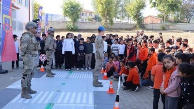 Bilecik’in Bozüyük ilçesinde jandarma ekipleri, yaklaşık 300 öğrenciye güvenlik eğitimi