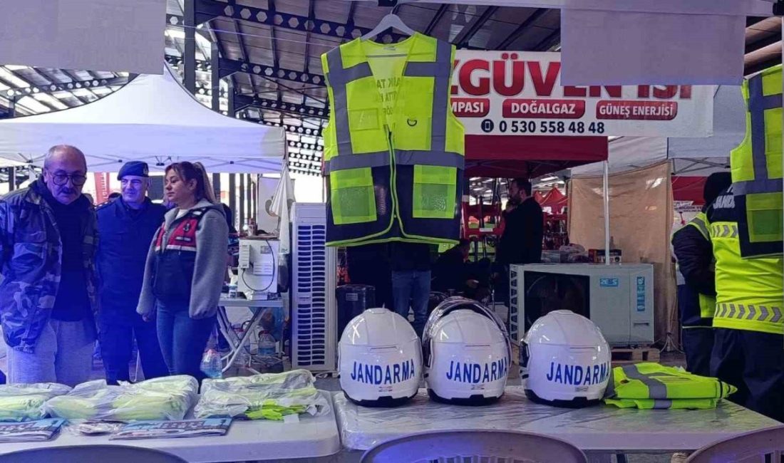 Denizli’nin Çivril ilçesinde jandarma ekiplerince, trafik güvenliğine dikkat çekmek amacıyla