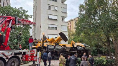 İstanbul’un Kadıköy ilçesinde inşaat çalışması için kaldırıma kurulan vinç 11