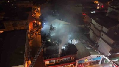 İstanbul Kağıthane’de 4 katlı binanın çatı katında yangın çıktı. İtfaiye