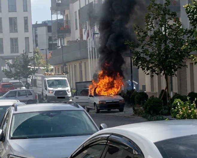 Kahramanmaraş’ın Onikişubat ilçesinde binaların önünde duran otomobilin motor kısmında çıkan