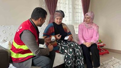 Kahramanmaraş Büyükşehir Belediyesi, işitme engelli anne ve babaların bebek bakımını