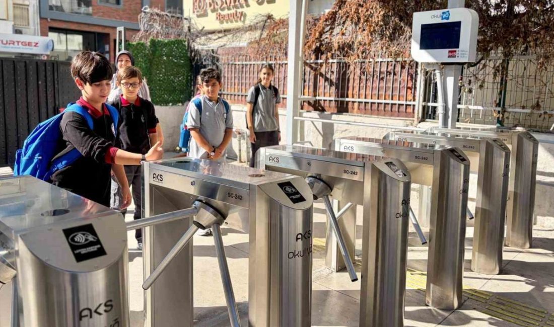 İzmir’de ‘güvenli okul projesi’ kapsamında bir ortaokula kameralı turnike sistemi