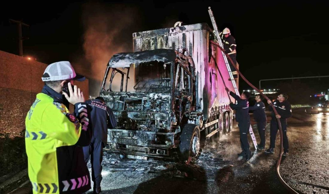 Muğla-Aydın karayolu Kafaca kavşağında seyir halindeki su yüklü kamyonun oton