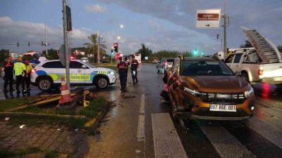 Antalya’nın Manavgat ilçesinde kırmızı ışık ihlali yapan kamyonun ışıkta bekleyen