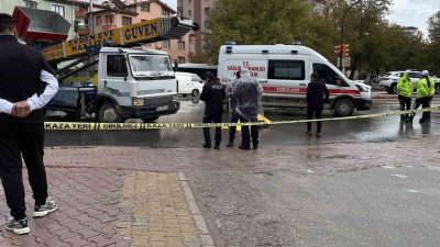 Konya’da yolun karşısına geçmeye çalışan yaşlı kadına taşıma asansörü kamyonu