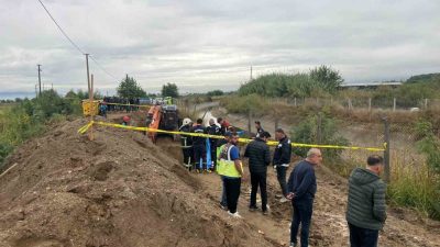 Aydın’ın İncirliova ilçesinde kanalizasyon çalışması sırasında meydana gelen toprak göçmesi