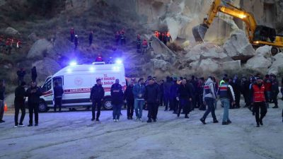 Nevşehir’in Göreme beldesinde çöken peribacasında kayalıklar altında kalan 1 kişinin