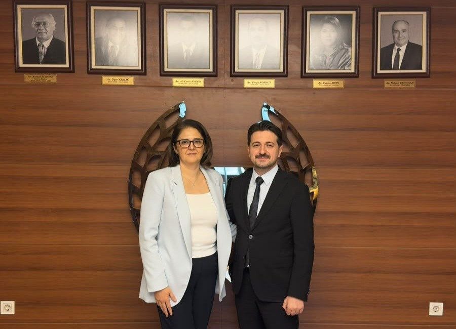 Karabük Barosu Başkanlığına seçilen Av. Sibel Şirin, görevi Emrah Köklü’den