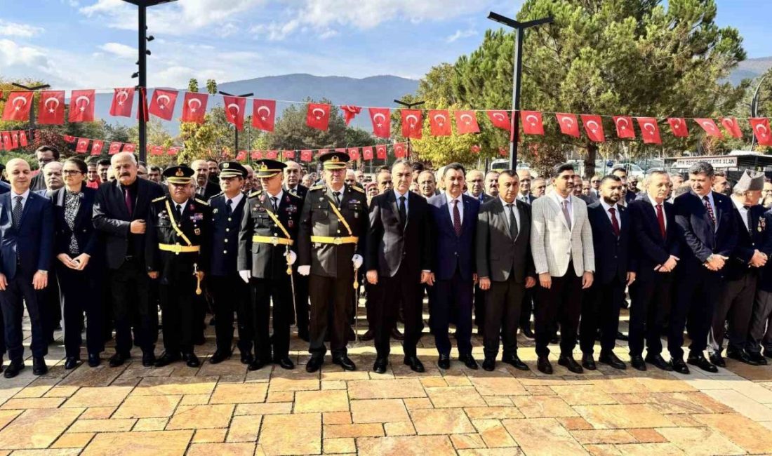 Karabük’te, Cumhuriyet’in ilanının 103. yıl dönümü dolayısıyla çelenk sunma töreni