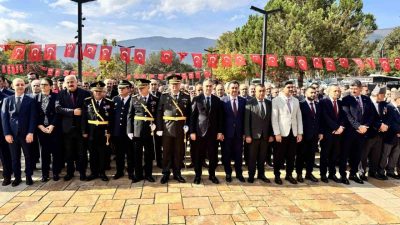 Karabük’te, Cumhuriyet’in ilanının 103. yıl dönümü dolayısıyla çelenk sunma töreni