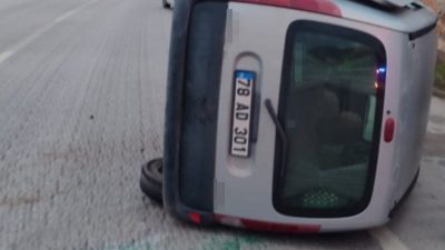 Karabük’ün Eskipazar ilçesinde iki otomobilin karıştığı trafik kazasında araçlardan biri