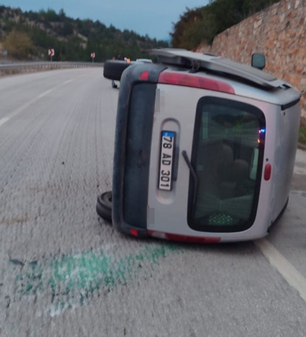 Karabük’ün Eskipazar ilçesinde iki otomobilin karıştığı trafik kazasında araçlardan biri