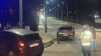 Karabük’te iki otomobilin kavşakta çarpışması sonucu meydana gelen trafik kazasında