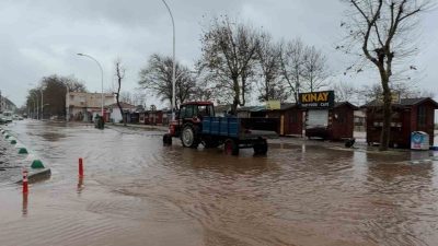 Bursa’nın Karacabey ilçesinde etkili olan sağanak yağış hayatı olumsuz etkiledi.