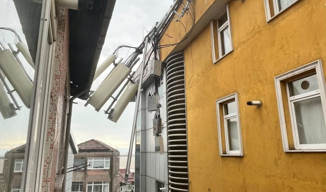 Zonguldak’ın Karadeniz Ereğli ilçesinde kuvvetli rüzgar nedeniyle bir apartmanın çatı