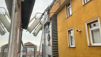 Zonguldak’ın Karadeniz Ereğli ilçesinde kuvvetli rüzgar nedeniyle bir apartmanın çatı