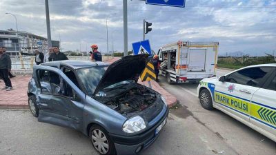 Karaman’da otomobil ile kamyonetin çarpışması sonucu meydana gelen trafik kazasında