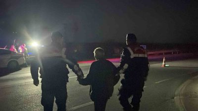 Karaman’da kazanın şokunu yaşayan 81 yaşındaki sürücü, üşümemesi için jandarma
