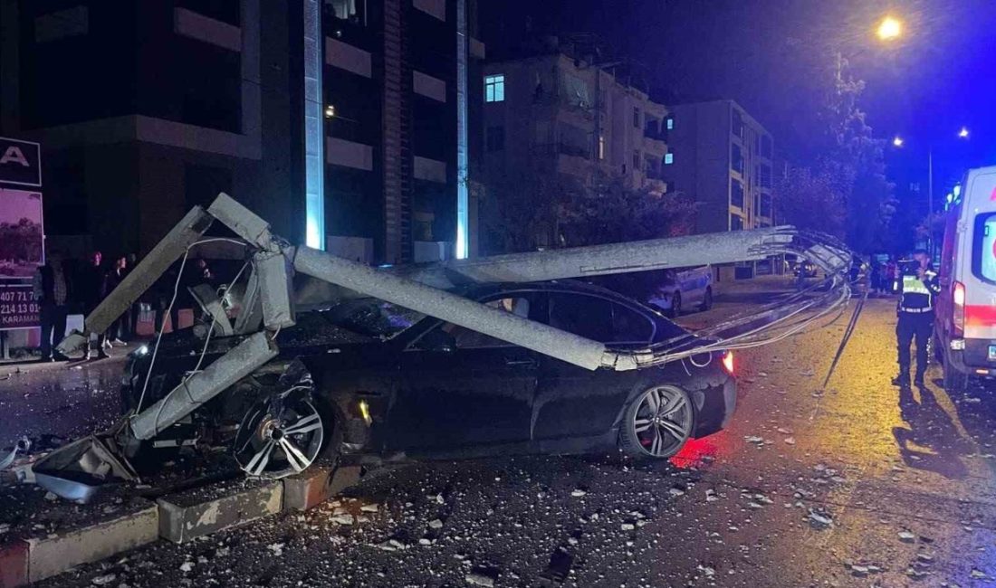 Karaman’da kontrolden çıkan otomobilin refüjdeki beton aydınlatma direğine çarpması sonucu