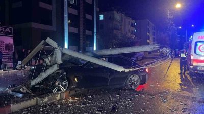 Karaman’da kontrolden çıkan otomobilin refüjdeki beton aydınlatma direğine çarpması sonucu