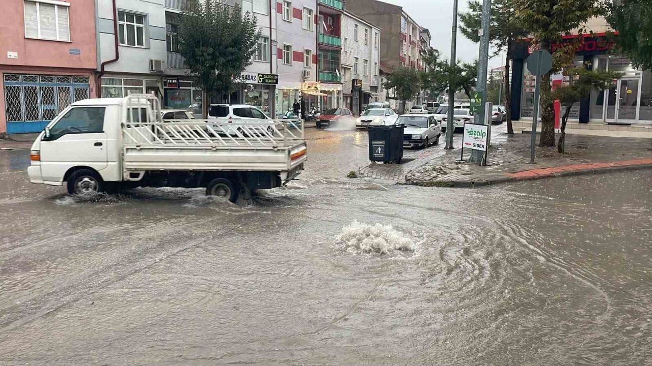 Karaman’da aniden bastıran ve yaklaşık 1 saat süren sağanak yağış