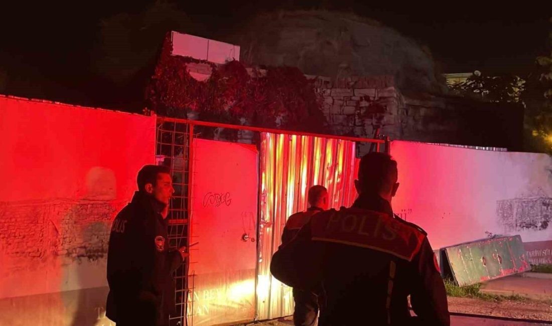 Karaman’da tarihi Süleyman Bey Hamamı’nın bahçesinde çıkan yangın, itfaiye ekiplerinin