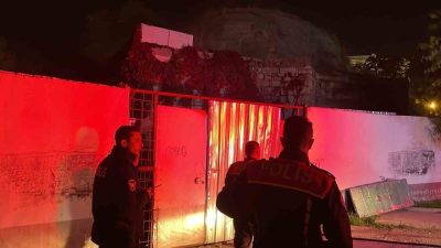 Karaman’da tarihi Süleyman Bey Hamamı’nın bahçesinde çıkan yangın, itfaiye ekiplerinin