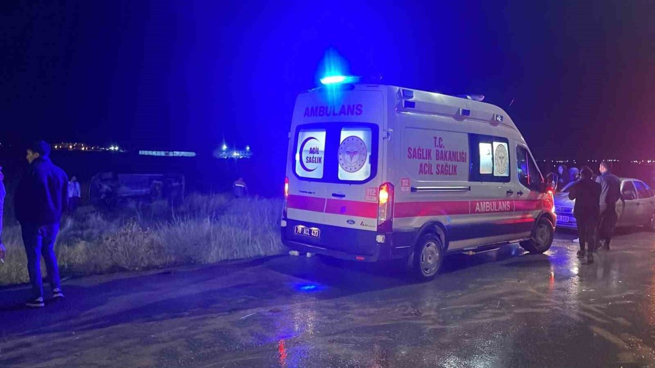 Karaman’da yağmur nedeniyle kayganlaşan yolda kontrolden çıkan hafif ticari araç,