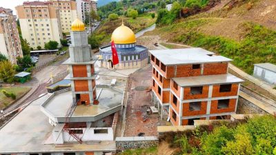 Kocaeli’nin Karamürsel ilçesinde yapımı süren Aksa Camii için bin 950