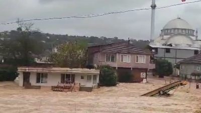 Sakarya’nın Karasu ilçesinde etkili olan kuvvetli sağanak yağış sele dönüştü.