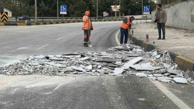 Burdur’da kavşaktan dönüş yapan tırdan yola mermer parçaları düştü. Polis