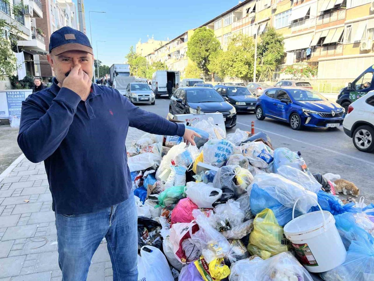 İzmir’in Karşıyaka ilçesinde toplanmayan evsel atıklar nedeniyle sokaklarda çöp yığınları