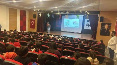Kars Emniyet Müdürlüğü, öğrencilerin internet ortamında karşılaşabilecekleri risklere karşı bilinçlenmelerini
