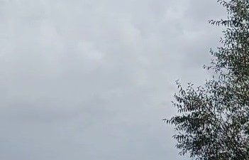 Sarıkamış’ta iki küçük çocuğun evlerinin çatısına kendi imkanlarıyla diktikleri Türk