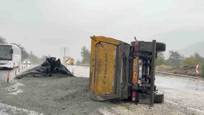 Kastamonu’nun Hanönü ilçesinde yağışın etkili olduğu yolda kayarak devrilen hafriyat