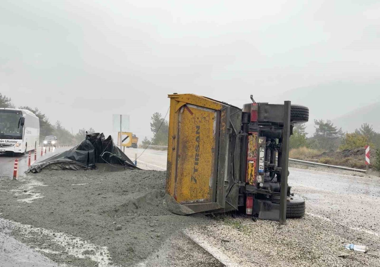 Kastamonu’nun Hanönü ilçesinde yağışın etkili olduğu yolda kayarak devrilen hafriyat