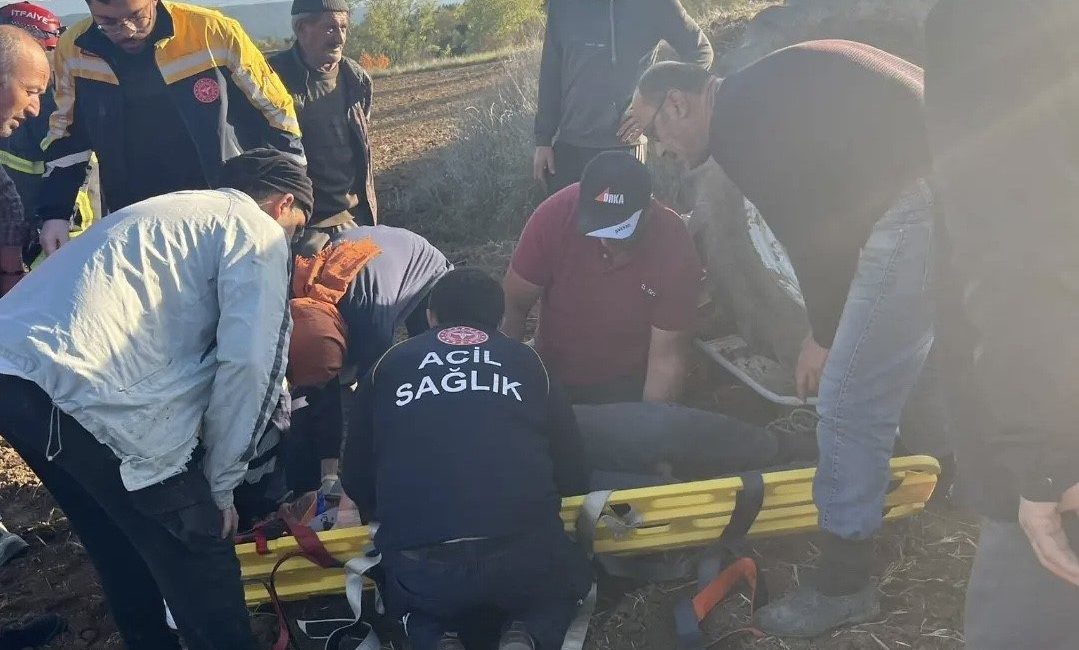 Kastamonu’da tarla sürerken devrilen traktörün altında kalan sürücü yaralandı. Kaza,