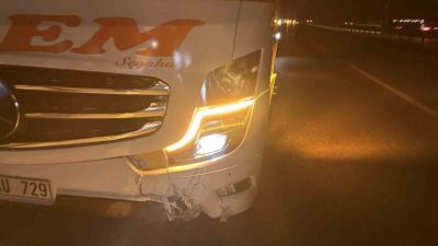 Kastamonu’nun Tosya ilçesinde sürücüsünün direksiyon hakimiyetini kaybettiği otomobilin önce bariyerlere,